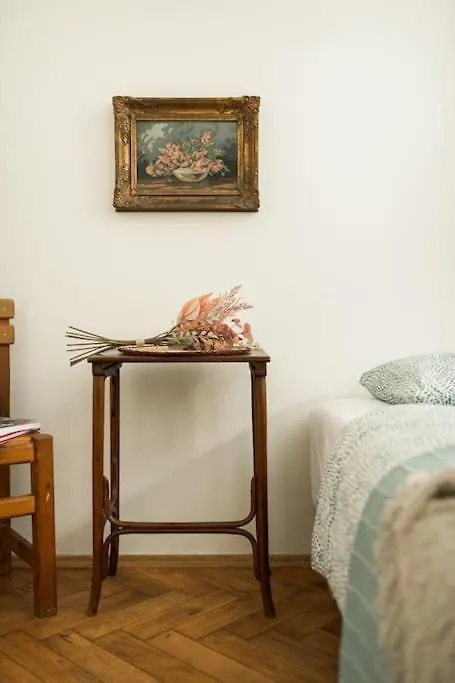Artisan & Old-Timey 2 Bedrooms Home Praga 0*,