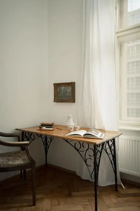 Artisan & Old-Timey 2 Bedrooms Home Πράγα Διαμέρισμα